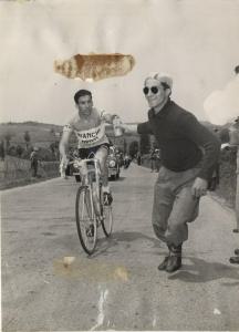 Ciclismo - Raphael Géminiani - 35° Giro d'Italia - Tappa Bologna-Montecatini - Un tifoso porge una borraccia al corridore