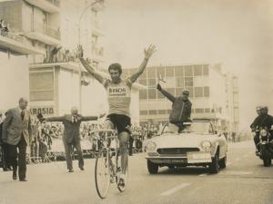 Ciclismo - Felice Gimondi - Lissone - Coppa Agostoni 1974 - Il vincitore alza le braccia al cielo