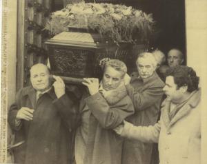 Ciclismo - Alessandria - Funerali di Costante Girardengo -  Alfredo Binda e Domenico Piemontesi portano a spalla la bara fuori dalla chiesa
