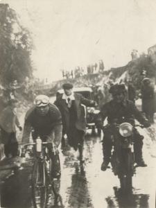 Ciclismo - Learco Guerra - Varazze - Corsa Milano-Sanremo 1931 - In azione affiancato da un motociclista