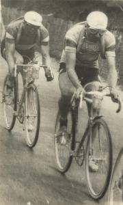 Ciclismo - Learco Guerra - In azione durante una gara con Alfredo Binda