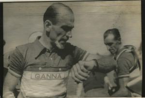 Ciclismo - Fiorenzo Magni - 39° Tour de France - Tappa Clermont-Ferrand -Vichy - Il vincitore controlla l'orologio