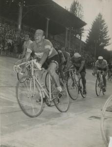 Ciclismo - Fiorenzo Magni - Torino - Motovelodromo - Giro del Piemonte 1953 - Il vincitore taglia il traguardo