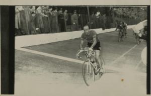 Ciclismo - Fiorenzo Magni - Giro di Toscana 1954 - Il vincitore taglia il traguardo