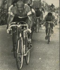 Ciclismo - Fiorenzo Magni - Giro di Romagna 1955 - Il vincitore taglia il traguardo davanti a Fausto Coppi e Mauro Gianneschi