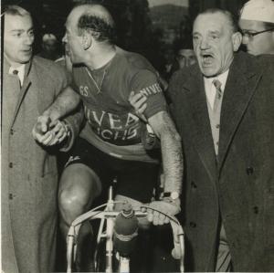 Ciclismo - Fiorenzo Magni - Corsa Milano-Sanremo 1956 - Al traguardo sostenuto dai tifosi