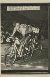 Ciclismo - Fiorenzo Magni - Giro del Lazio 1956 - Il vincitore taglia il traguardo