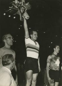 Ciclismo - Antonio Maspes - Milano - Velodromo Vigorelli - Campionati del mondo di ciclismo su pista 1955 - Velocità professionisti -  Il vincitore sul podio