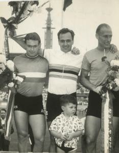 Ciclismo - Antonio Maspes - Amsterdam (Paesi Bassi) - Campionati del mondo di ciclismo su pista 1959 - Velocità professionisti - il vincitore sul podio tra Michel Rousseau e Jan Derksen