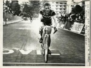 Ciclismo - Gianni Motta - 47° Giro d'Italia - Tappa Torino-Biella -  Il vincitore taglia il traguardo