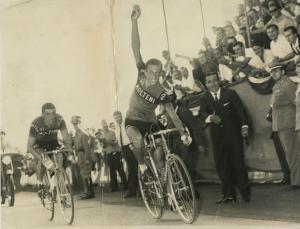 Ciclismo - Gianni Motta - Arcore - Gran Premio Molteni 1964 - Il vincitore alza il braccio al traguardo davanti a Michele Dancelli