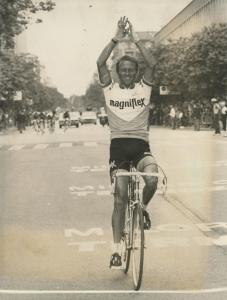 Ciclismo - Gianni Motta - 57° Giro d'Italia - Tappa Giro di Milano - Il vincitore alza le braccia al traguardo