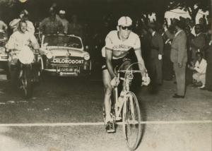 Ciclismo - Gastone Nencini - 41° Giro d'Italia - Tappa Viterbo-Roma - Il vincitore taglia il traguardo