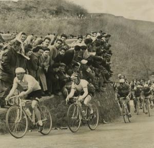 Ciclismo - Corsa Milano-Sanremo 1953 - Passo del Turchino - Stefano Gaggero e Jean Robic in testa al gruppo