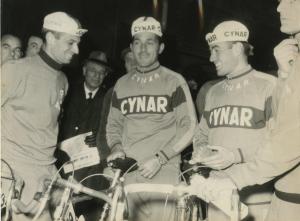 Ciclismo - Corsa Milano-Sanremo 1964 - Milano - Punzonatura - Hendrik Van Looy, Fiorenzo Magni e Franco Balmamion

