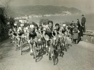 Ciclismo - Corsa Milano-Sanremo 1966 - Vittorio Adorni guida un gruppo di corridori


