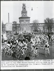 Ciclismo - Corsa Milano-Sanremo 1967 - Milano - Piazza Castello - Partenza - Sullo sfondo il Castello Sforzesco con la Torre del Filarete

