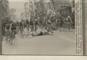 Ciclismo - Corsa Milano-Sanremo 1967 - Sanremo - Traguardo - Caduta generale prima dell'arrivo
