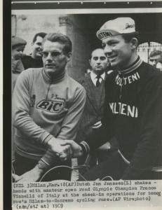 Ciclismo - Corsa Milano-Sanremo 1969 - Milano - Punzonatura - Franco Vianelli e Jan Janssen si stringono la mano 

