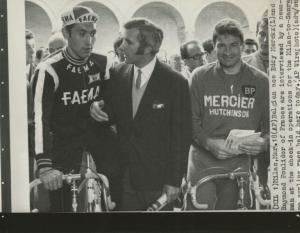 Ciclismo - Corsa Milano-Sanremo 1969 - Milano - Punzonatura - Eddy Merckx e Raymond Poulidor intervistat
