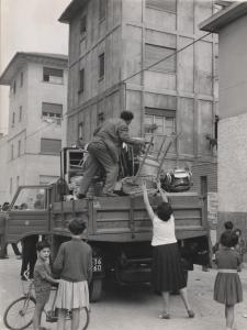 Milano - Via Gianicolo 8-10-10bis  - Sgombero delle cantine usate come abitazioni - Una famiglia carica le proprie masserizie su un camion