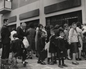 Milano - Quartiere Gratosoglio - Palazzi di edilizia popolare - Bambini e genitori attendono di entrare nella scuola elementare sistemata in un negozio