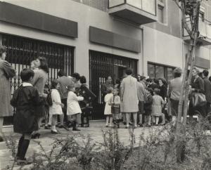 Milano - Quartiere Gratosoglio - Palazzi di edilizia popolare - Bambini e genitori attendono di entrare nella scuola elementare sistemata in un negozio