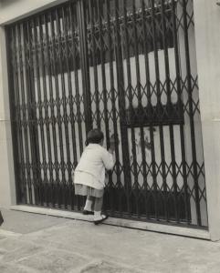 Milano - Quartiere Gratosoglio -  Scuola elementare sistemata in un negozio - Bambina guarda attraverso la vetrina