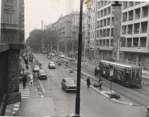 Milano - Via Giovanni Pacini - Veduta dall'alto della strada - Persone alla fermata del tram - Traffico