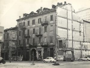Milano - Corso Como 19 - Casa da demolire - Operai al lavoro - Speculazione edilizia