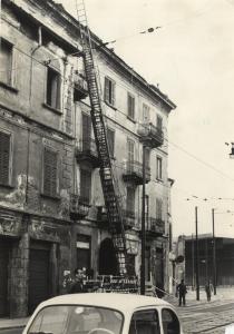 Milano - Corso Como 19 - Casa da demolire - Operai al lavoro - Speculazione edilizia
