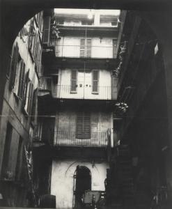 Milano - Quartiere Porta Garibaldi - Casa di ringhiera - Cortile interno con ballatoi