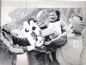 Sport invernali - Biathlon maschile - Valle di Anterselva (Bolzano) - Campionati mondiali di biathlon 1983 - Staffetta 4x7,5 km Seniores - La squadra dell'Unione Sovietica festeggia la medaglia d'oro