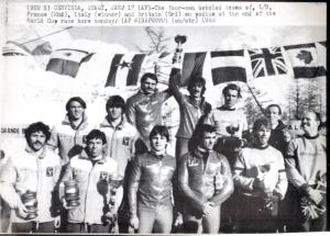 Sport invernali - Bob a quattro maschile - Breuil-Cervinia - Coppa del mondo di bob 1983 - La squadra italiana di bob a quattro  sul gradino più alto del podio tra gli equipaggi di Francia (sinistra) e Gran Bretagna