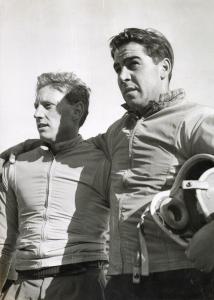 Sport invernali - Bob a due maschile - Sankt Moritz (Svizzera) - Campionati mondiali di bob 1957 - Eugenio Monti e Renzo Alverà durante una pausa