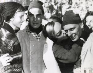 Sport invernali - Bob a due maschile - Sankt Moritz (Svizzera) - Campionati mondiali di bob 1959 - Eugenio Monti e Renzo Alverà festeggiati dopo aver vinto la gara