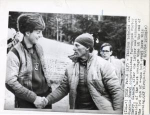 Sport invernali - Bob a quattro maschile - Igls (Austria) - Giochi della IX Olimpiade invernale 1964 - Eugenio Monti si congratula con Victor Emery per la vittoria