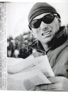 Sport invernali - Cortina D'Ampezzo - Eugenio Monti Ritratto mentre legge il giornale con la notizia della morte del collega Sergio Zardini - Ritratto