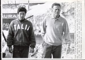 Sport invernali - Bob a due maschile - Alpe d'Huez (Francia) - Giochi della X Olimpiade invernale 1968 - Eugenio Monti e Luciano De Paolis durante una passeggiata