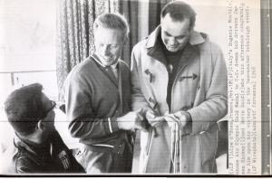 Sport invernali - Alpe d'Huez (Francia) - Giochi della X Olimpiade invernale 1968 - Eugenio Monti mostra a James Hickey e Boris Said Jr la medaglia d'oro