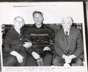 Sport invernali - Cortina D'Ampezzo - Eugenio Monti a casa tra i suoi genitori - Ritratto di gruppo