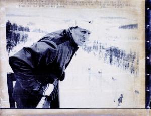 Sport invernali - Sapporo (Giappone) - Giochi della XI Olimpiade invernale 1972 - L'allenatore Eugenio Monti controlla la pista di bob