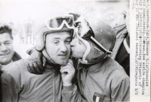 Sport invernali - Bob a quattro maschile - Igls (Austria) - Campionati mondiali di bob 1963 - Il vincitore Sergio Zardini bacia su una guancia Angelo Frigerio giunto secondo