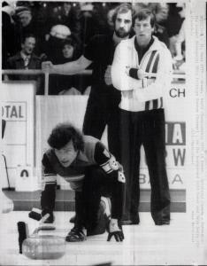 Sport invernali - Curling maschile - Berna (Svizzera) - Campionati mondiali di curling 1979 - Semifinale Canada-Norvegia - Kristian Soerum in azione con Bill Carey e Barry Fry