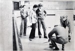 Sport invernali - Curling femminile - Perth (Regno Unito) - Campionati mondiali di curling 1980 - Anne-Claud Kennerson (sinistra), Marie-Louise Favre (centro) e Agnes Marciar (destra) osservano gli arbitri prendere delle misurazioni