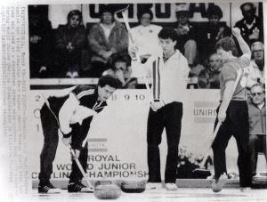 Sport invernali - Curling maschile - Victoria-Esquimalt (Canada) - Campionati mondiali juniores di curling 1987 - Incontro Canada-Germania - Hugh McFadyen, Jonathan Mead e Norman Gould con Andrea Kapp in azione
