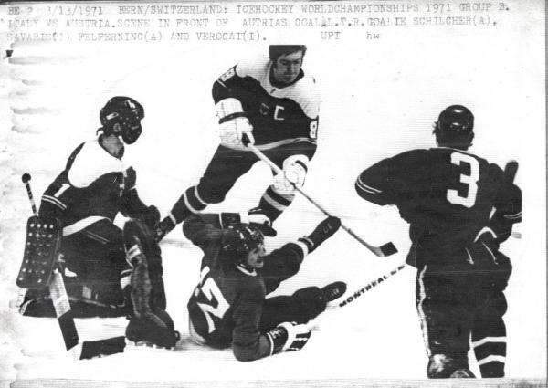 Sport invernali - Hockey su ghiaccio - Berna (Svizzera) - Campionati mondiali di hockey su ghiaccio 1971 - Incontro Italia-Austria - Giocatori in azione davanti alla porta austriaca