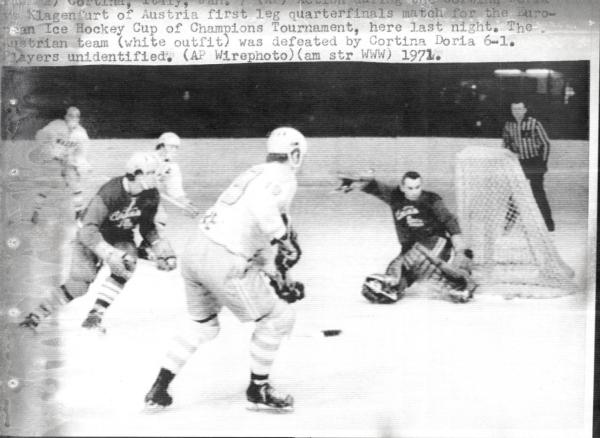 Sport invernali - Hockey su ghiaccio - Cortina d'Ampezzo - Coppa dei Campioni 1970-71 - Incontro Cortina Doria- Klagenfurt - Una azione del gioco