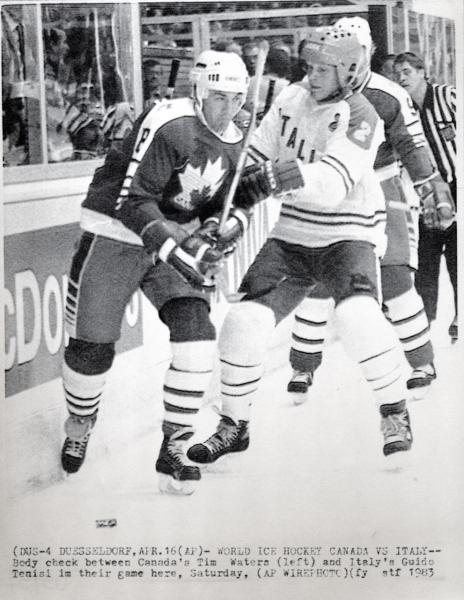 Sport invernali - Hockey su ghiaccio - Düsseldorf (Germania) - Campionati mondiali di hockey su ghiaccio 1983 - Incontro Canada-Italia - Guido Tenisi trattiene per il braccio Tim Waters