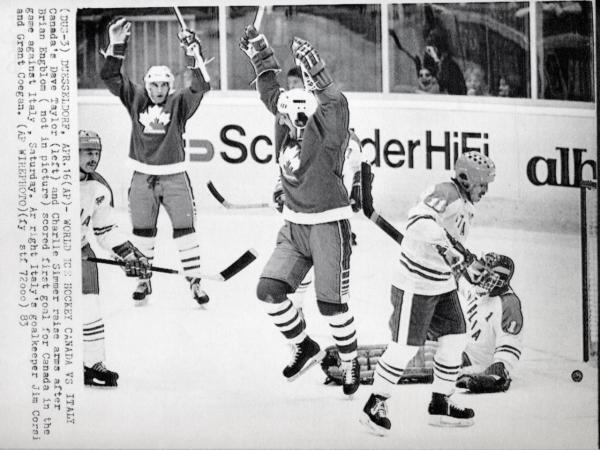 Sport invernali - Hockey su ghiaccio - Düsseldorf (Germania) - Campionati mondiali di hockey su ghiaccio 1983 - Incontro Canada-Italia - Dave Taylor e Charlie Simmer esultanti per il primo gol - Con Jim Corsi e Grant Coegan